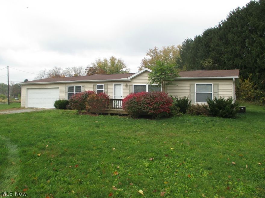 Move in condition!  3 bedroom, 2 bath vinyl sided home.  1 story living.  Eat in oak kitchen with an island and pantry features solid surface and ceramic tile counters.  Built in cabinets in the laundry room.  Large lot.  Move in condition.  Immediate possession.