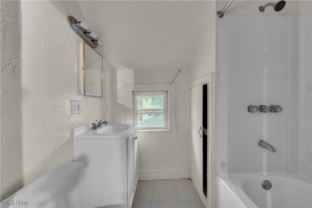 James H Hoyts - Residential Lease