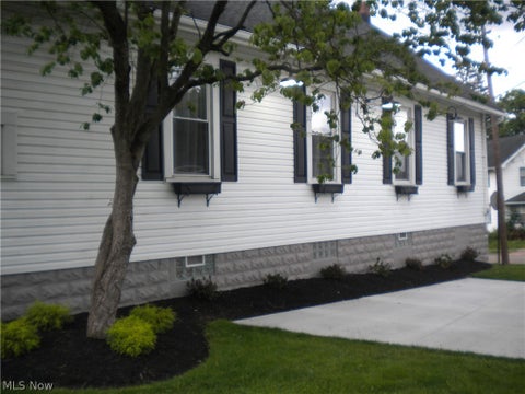 Tiny photo for 139 W State Street, Barberton, OH 44203 (MLS # 5255706)
