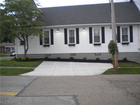 Tiny photo for 139 W State Street, Barberton, OH 44203 (MLS # 5255706)