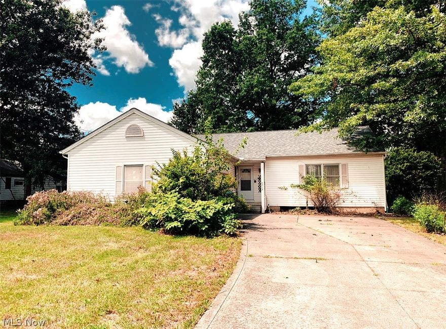 Come check out this spacious home in North Olmsted. Close to shopping centers, freeways, and located minutes from the local library. This is a 3 bedroom 2 1/2 bath with tons of space in the full unfinished basement. Lots of built-ins and master en suite.