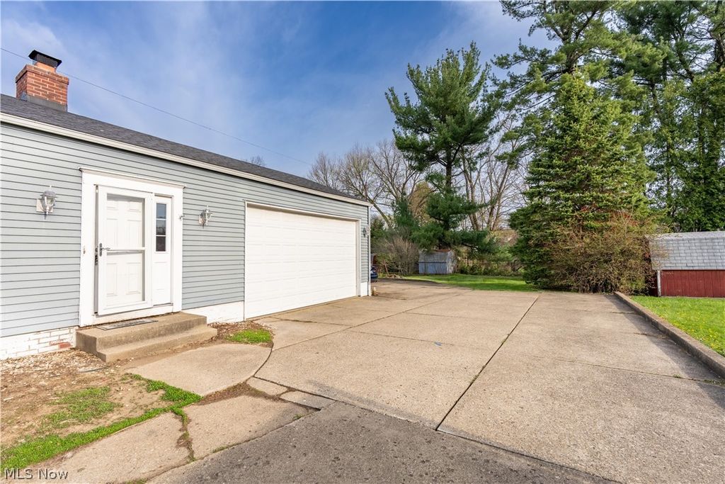 Photo of 263 Everhard Road SW, North Canton, OH 44709 (MLS # 5201059)