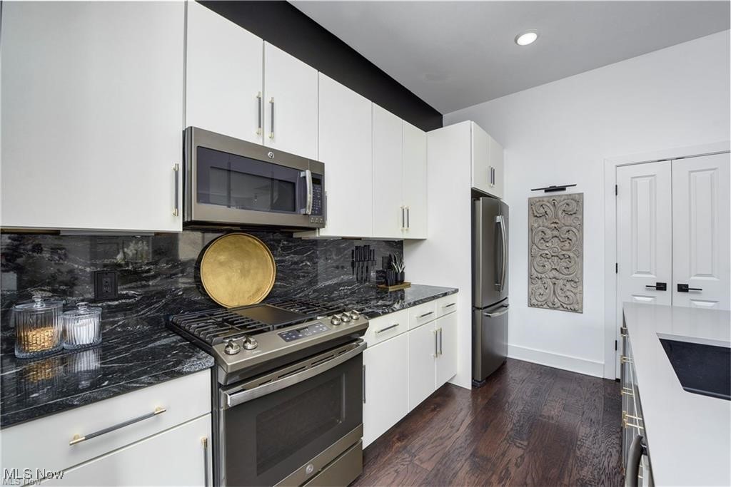 Battery Park Twnhms Condos - Residential