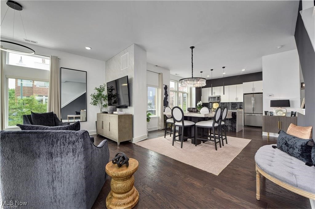 Battery Park Twnhms Condos - Residential