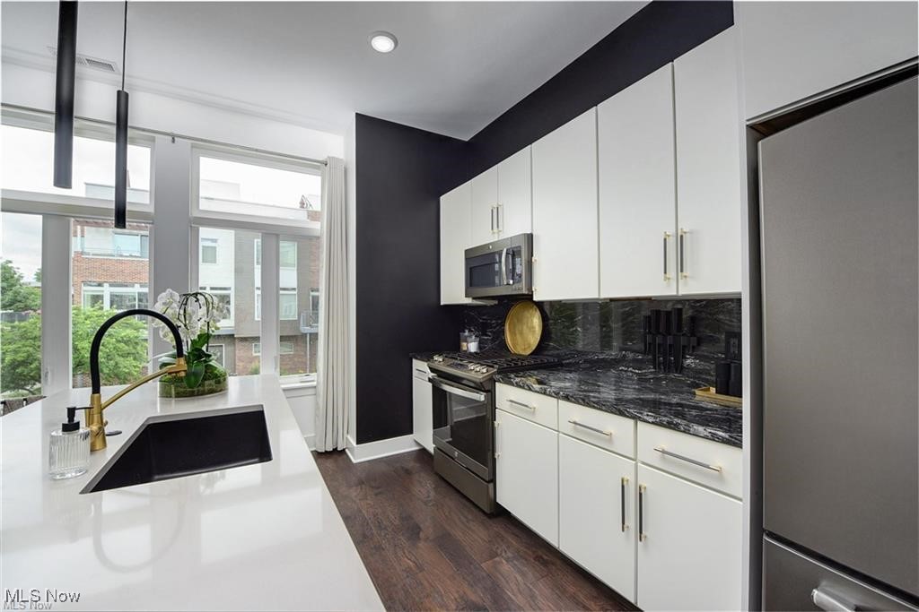 Battery Park Twnhms Condos - Residential