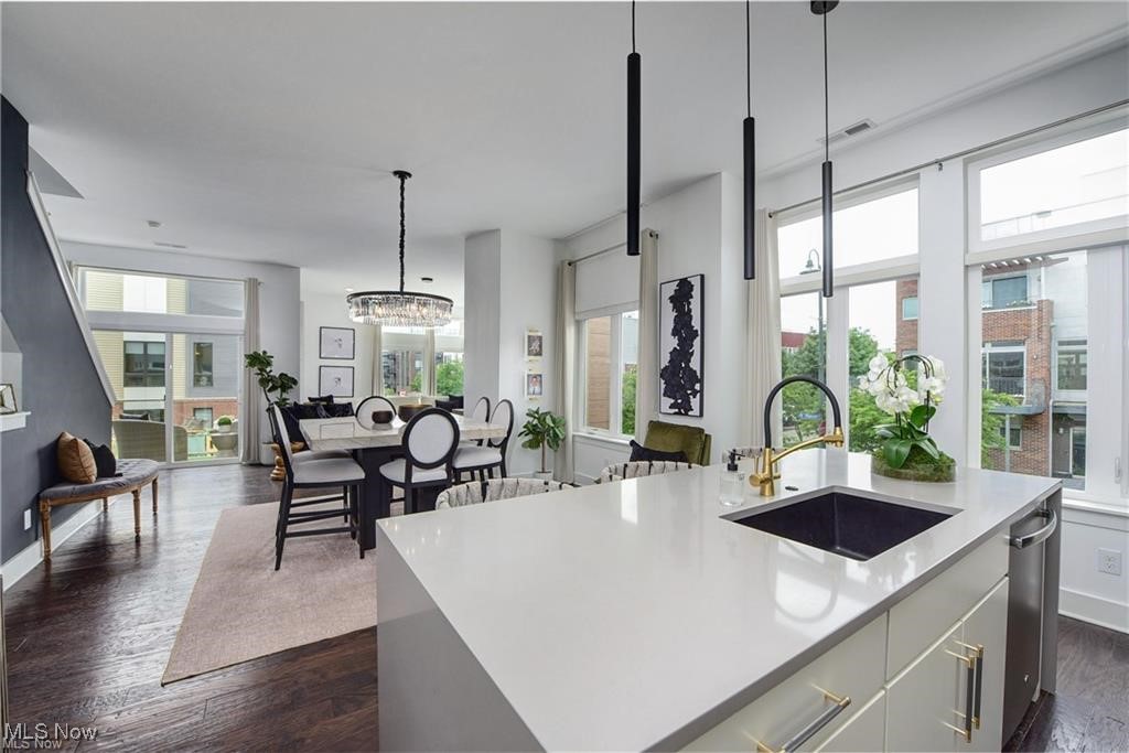 Battery Park Twnhms Condos - Residential