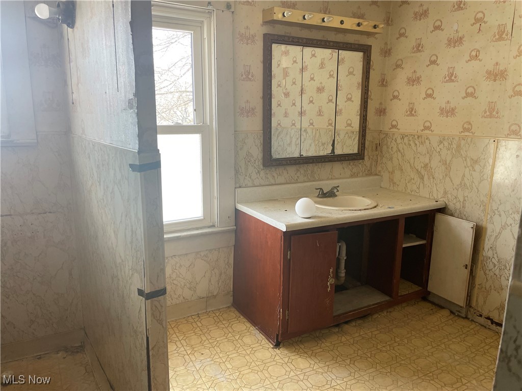 Akron, Ohio 44305, United States, 2 Bedrooms Bedrooms, ,1 BathroomBathrooms,Residential,Active,92608