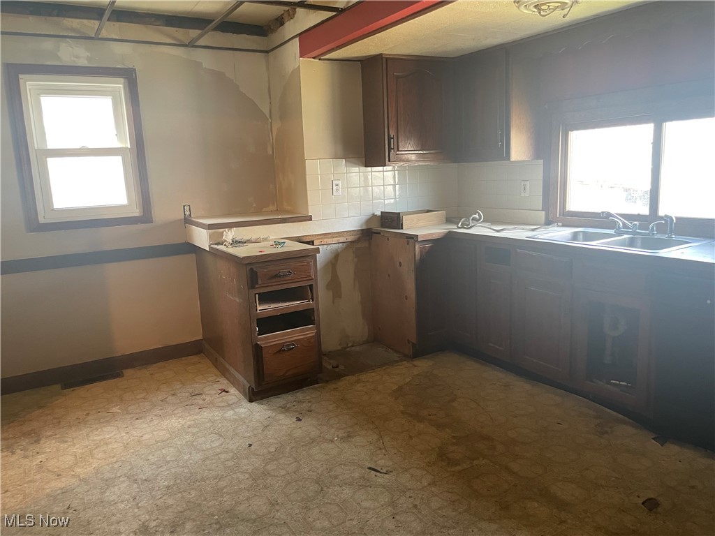 Akron, Ohio 44305, United States, 2 Bedrooms Bedrooms, ,1 BathroomBathrooms,Residential,Active,92608