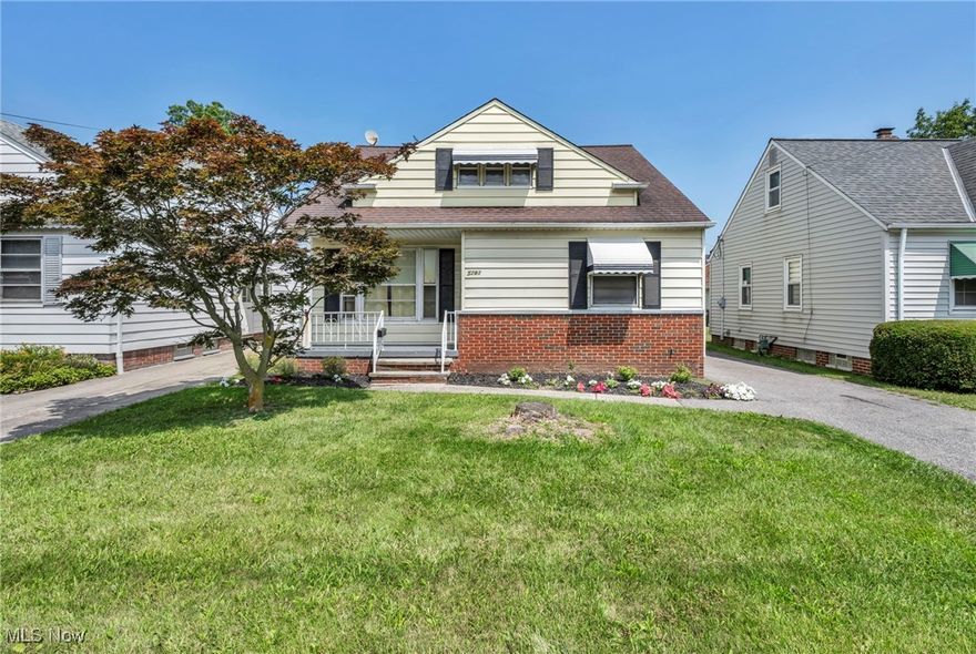 Freshly Renovated 3-Bed, 2-Bath Bungalow in Garfield Heights!
Move right in to this beautifully updated home featuring a modern kitchen with quartzite countertops, two full stylish baths, central air, and fresh finishes throughout. Convenient location near schools, shopping, and freeway access.