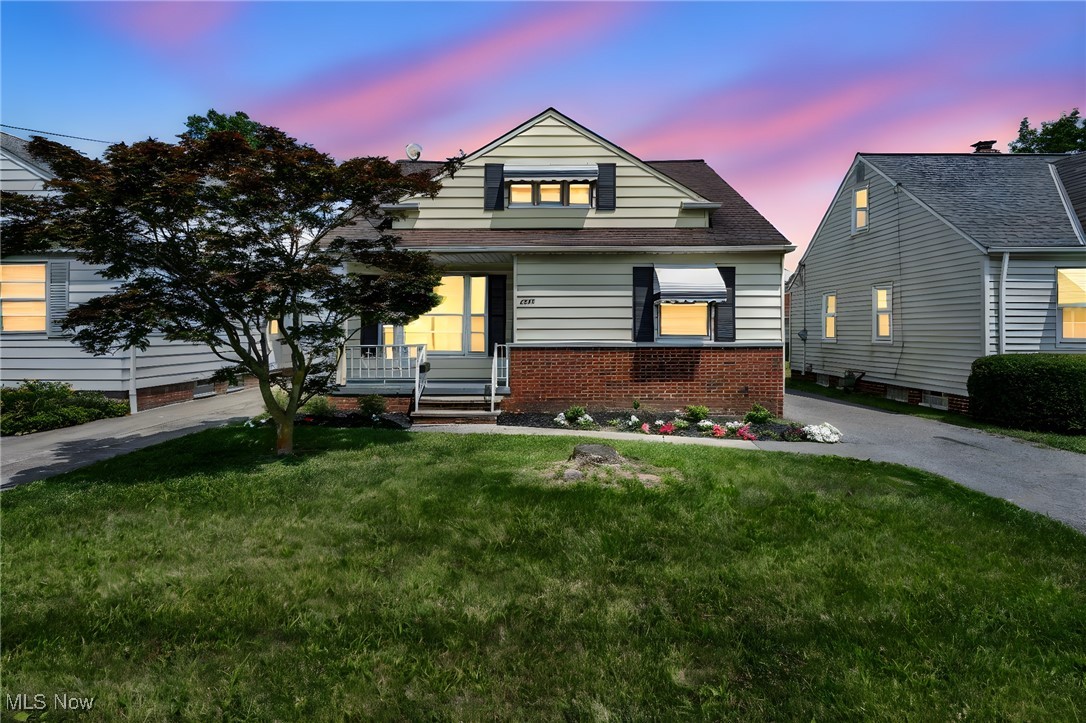 Freshly Renovated 3-Bed, 2-Bath Bungalow in Garfield Heights!
Move right in to this beautifully updated home featuring a modern kitchen with quartzite countertops, two full stylish baths, central air, and fresh finishes throughout. Convenient location near schools, shopping, and freeway access.
