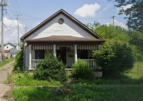 Homes For Sale - 319 E 5th Street<br/> Uhrichsville, OH 44683