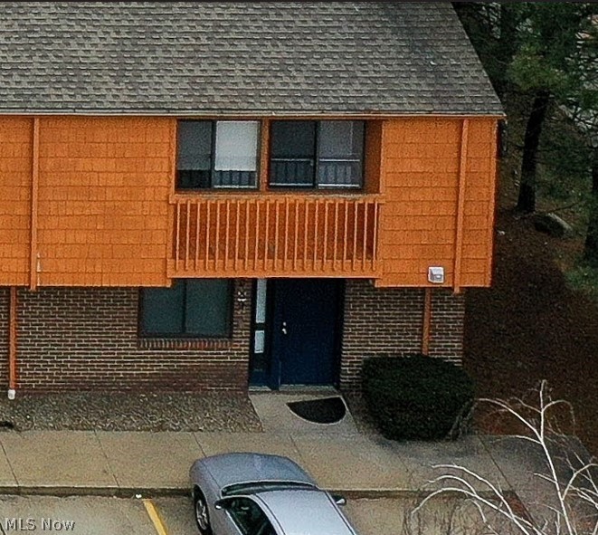 689 Carroll St is a tenant occupied 5 bedroom condo/townhome.
