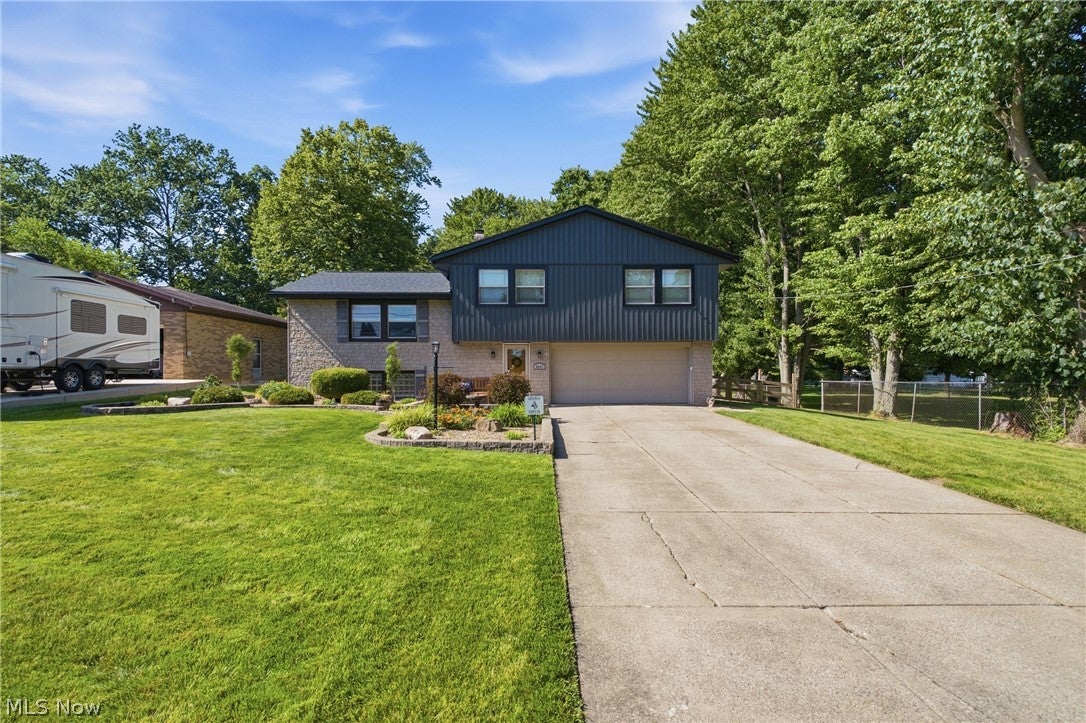 4043 Dennis Lane