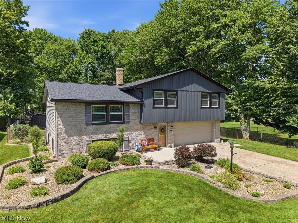 4043 Dennis Lane