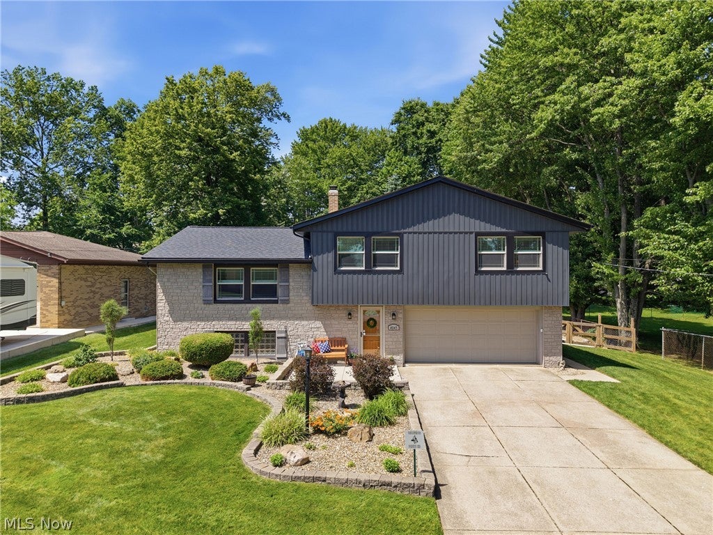 4043 Dennis Lane