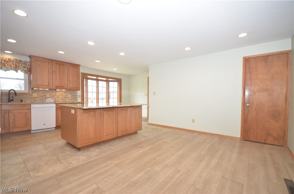 Photo of 987 Howard Drive, Tallmadge, OH 44278 (MLS # 5197268)