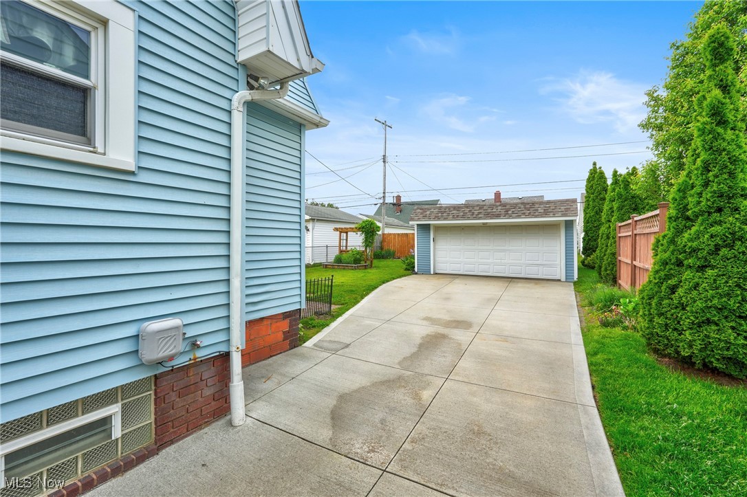 6818 Farnsworth Drive, Parma, Ohio image 33
