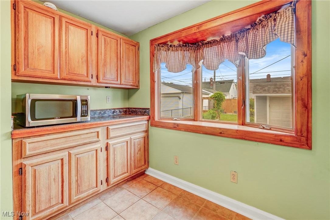 6818 Farnsworth Drive, Parma, Ohio image 16