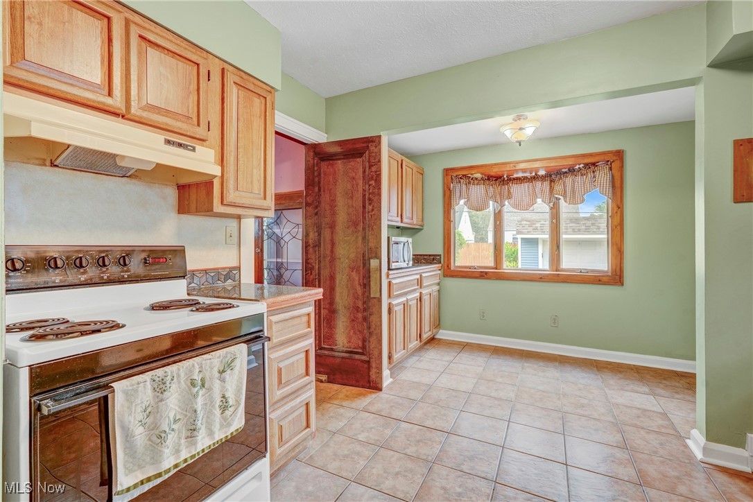 6818 Farnsworth Drive, Parma, Ohio image 15