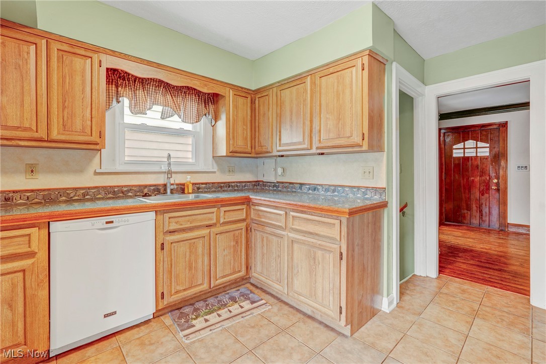 6818 Farnsworth Drive, Parma, Ohio image 19