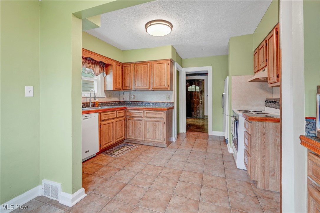 6818 Farnsworth Drive, Parma, Ohio image 17