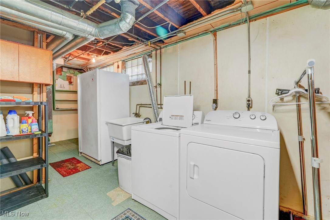 6818 Farnsworth Drive, Parma, Ohio image 32