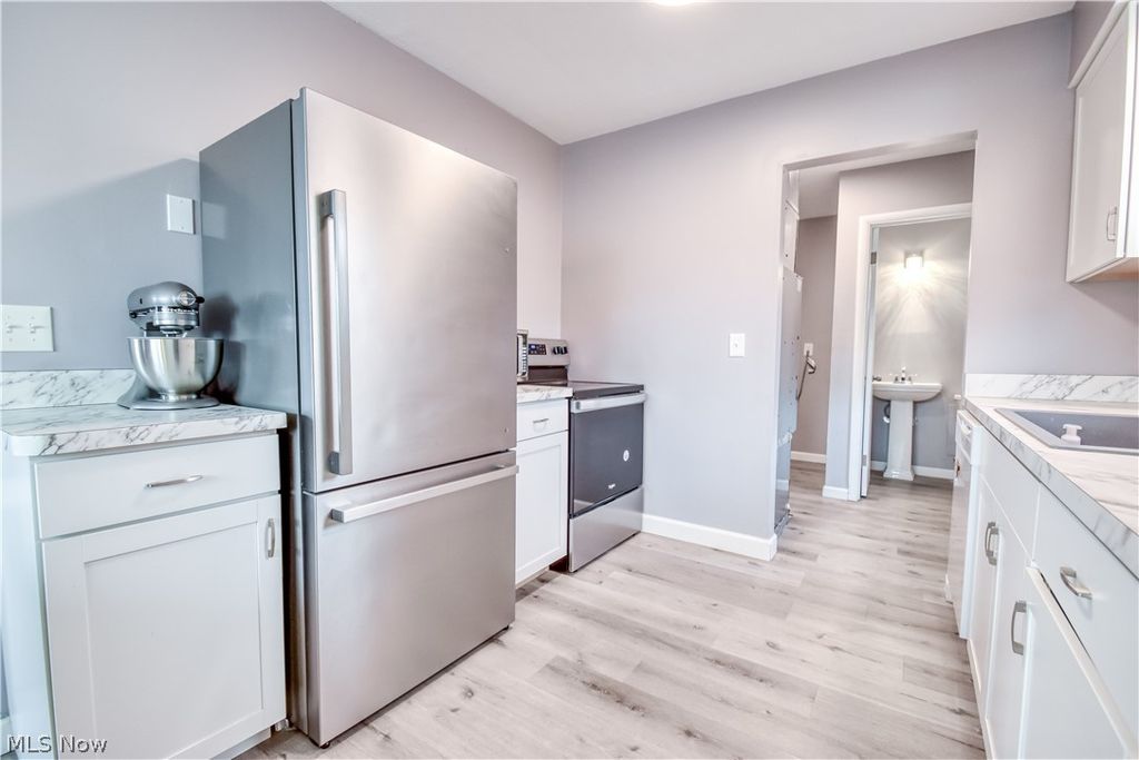 Photo of 346 Parkway Drive, Eastlake, OH 44095 (MLS # 5186305)