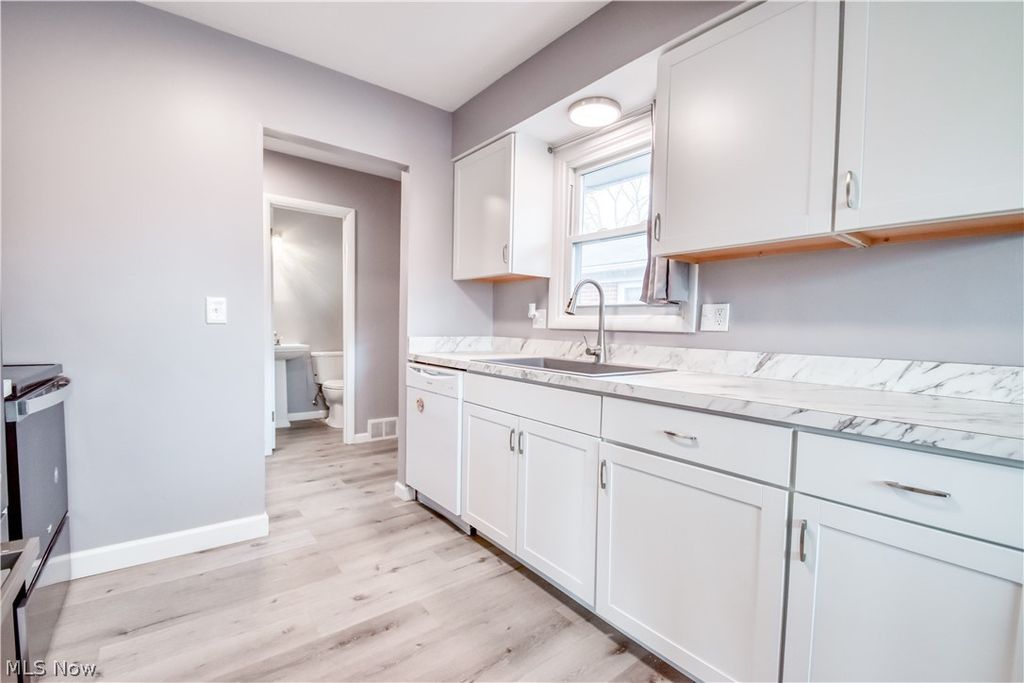 Photo of 346 Parkway Drive, Eastlake, OH 44095 (MLS # 5186305)