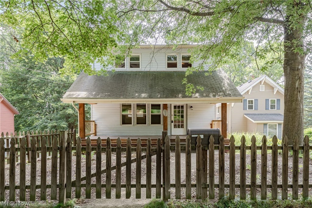 Photo of 1539 Overlook Drive, Akron, OH 44314 (MLS # 5224427)