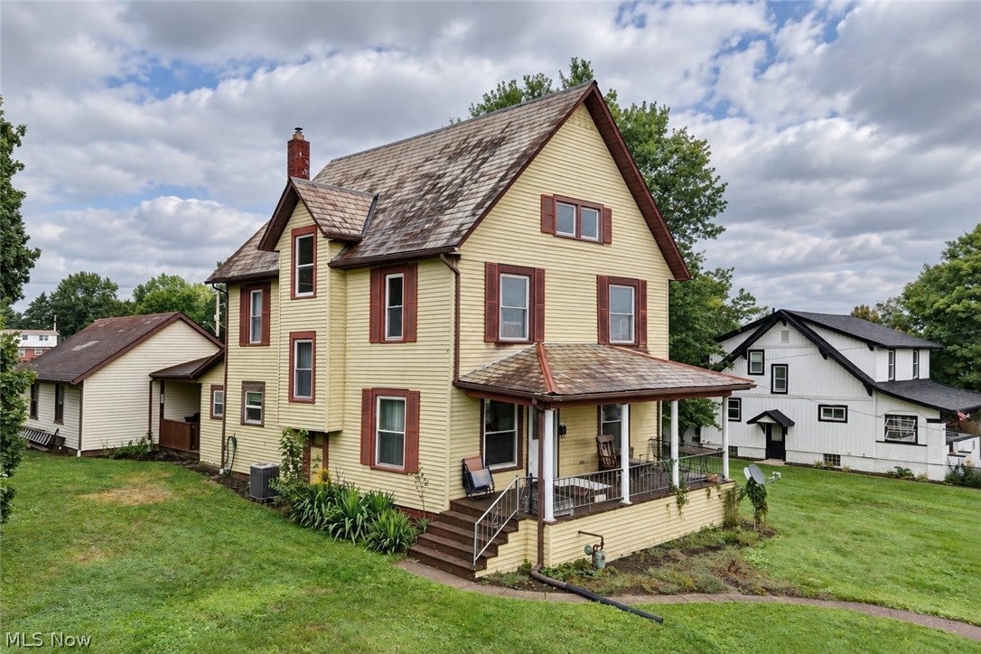 215 Dover Road NE