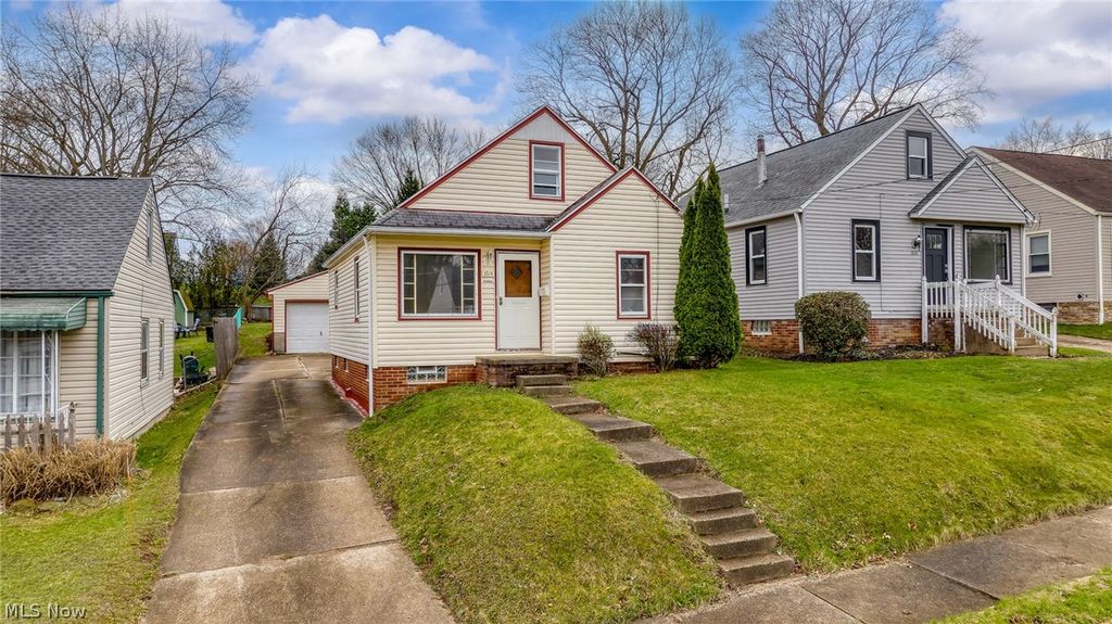 Photo of 1614 Colonial Boulevard NE, Canton, OH 44714 (MLS # 5195815)