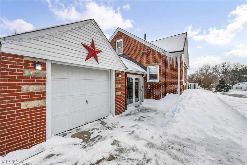 Photo of 176 Saratoga Avenue NW, Canton, OH 44708 (MLS # 5185654)