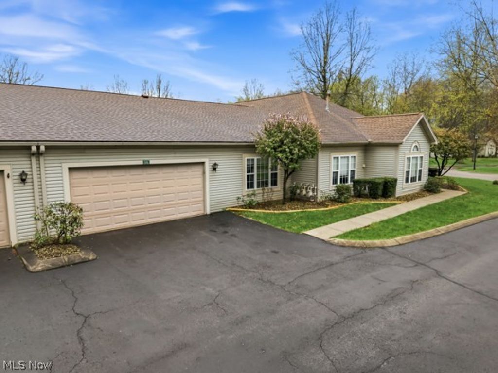 Photo of 5 Hunters Woods Boulevard #5A, Canfield, OH 44406 (MLS # 5202474)