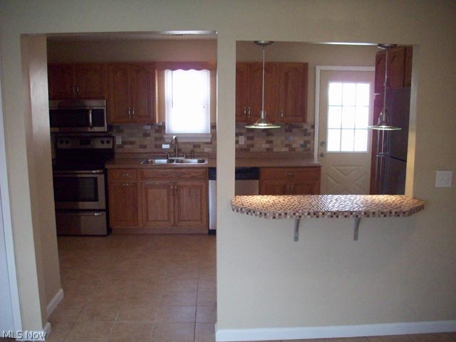 Main image without alt text