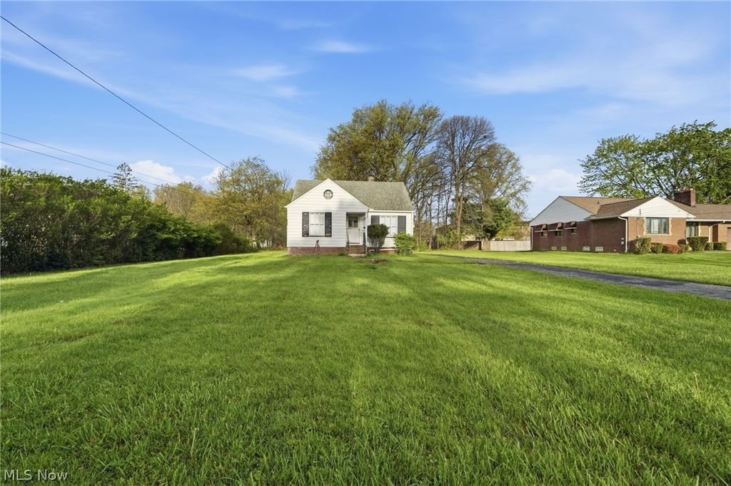 Photo of 6210 Crossview Road, Seven Hills, OH 44131 (MLS # 5204543)