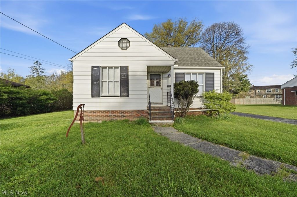 Photo of 6210 Crossview Road, Seven Hills, OH 44131 (MLS # 5204543)