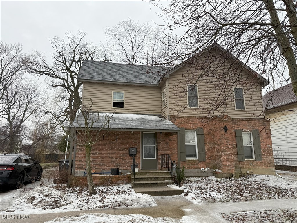 Attention Investors, Cash Flowing Duplex in Elyria.
This is a large first-floor unit with three bedrooms and two full bathrooms. The bottom unit has two large family rooms, a spacious kitchen and pantry, and a laundry room that connects to a mudroom.
The second floor is a 2 bedroom with one full bathroom with its own driveway. This unit has access to its own back deck and a large area for storage.
Call today with any questions!