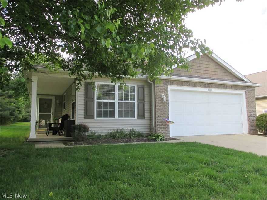 Looking for that perfect blend of the seclusion of a single-family home and maintenance-free lifestyle then your search is over. Here is a beautiful free-standing villa that overlooks a golf course with views of the fairway and greens. This home has it all with an abundance of natural light, vaulted ceilings and gorgeous open floor plan. Call your favorite realtor and schedule a showing before your next tee time and get your hole in one! No bogeys here!