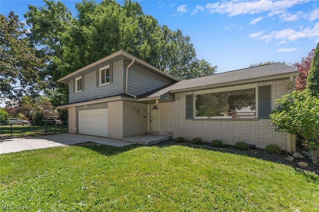Photo of 2120 Cedarview Drive, Beachwood, OH 44122 (MLS # 5217070)