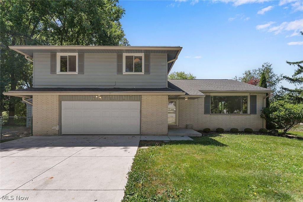 Photo of 2120 Cedarview Drive, Beachwood, OH 44122 (MLS # 5217070)