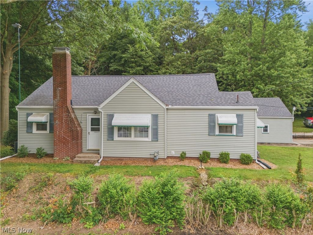 Photo of 7676 Justus Avenue SW, Navarre, OH 44662 (MLS # 5226395)