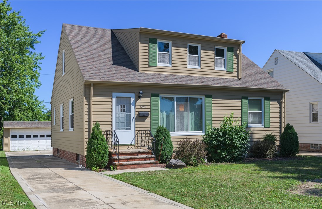 Aren't you tired of looking at cheaply renovated flip houses? This is your blank canvas, ready to be finished with your own style.
This solid 3-bedroom, 1.5-bathroom home is your opportunity to build equity and create a space that is uniquely yours. Nestled in a highly desirable neighborhood on a quiet no-thru street, you'll love the peace and minimal traffic.
Location is everything, and this home has it all! Enjoy being moments away from the stunning lakeside, beautiful community parks, pools, and all your shopping needs, including grocery shops and restaurants. Plus, with the highway just minutes away, your commute is made easy.
Beautiful backyard, two car garage, and plenty of extra parking space in the driveway!
Don't miss this fantastic opportunity to create the home you've always wanted in a location you'll love.
Investors, DIYers, and visionaries; Schedule your private showing today!