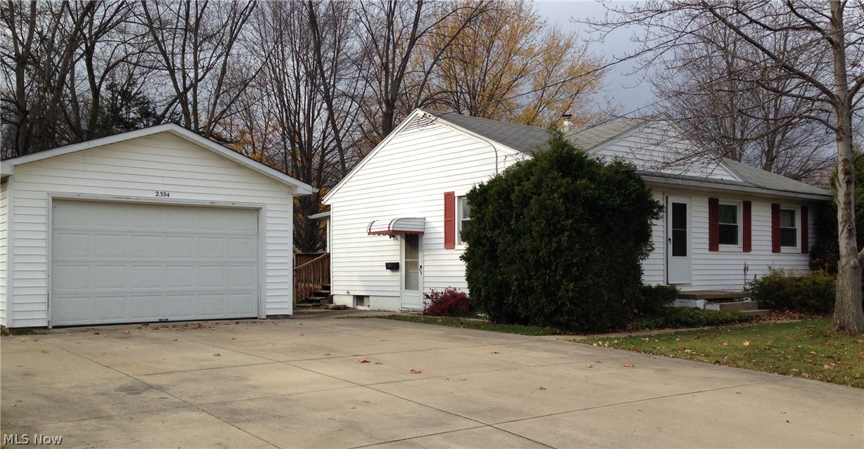 Great property in desirable stow area! Beautiful yard and sun room! Beautiful hard wood floors in living room and under carpet in the rest of the house! Motivated seller. Large basement waiting for you to finish! This could be the best deal in town! Move right in!