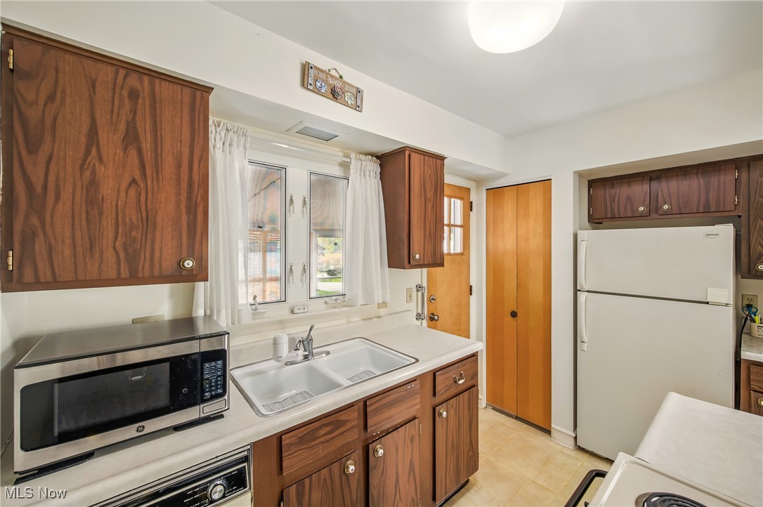 1356 Pembrooke Drive #A, Salem, Ohio image 9