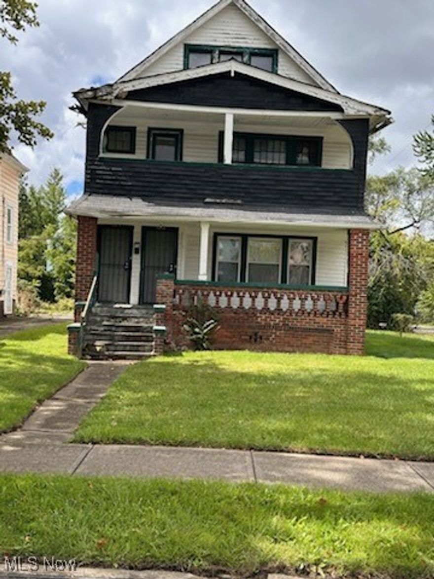GREAT INVESTMENT OPPORTUNITY! TWO UNIT DUPLEX; 2 BEDROOMS UPSTAIRS, TWO BEDROOMS DOWNSTAIRS. FULL BASEMENT, POTENTIAL EXPANSION IN THE ATTIC. FIXER UPPER BRING YOUR IDEAS, CALL FOR PRIVATE SHOWINGS TODAY!  HURRY THIS ONE WON'T LAST.