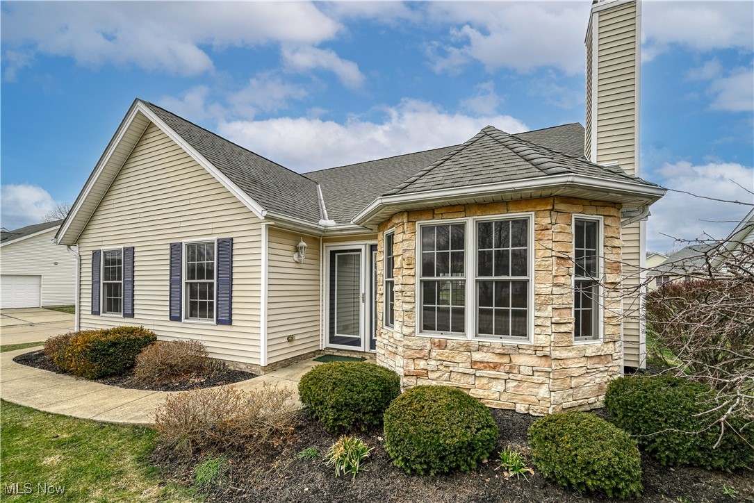 15381 High Pointe Circle, Middlefield, Ohio image 1