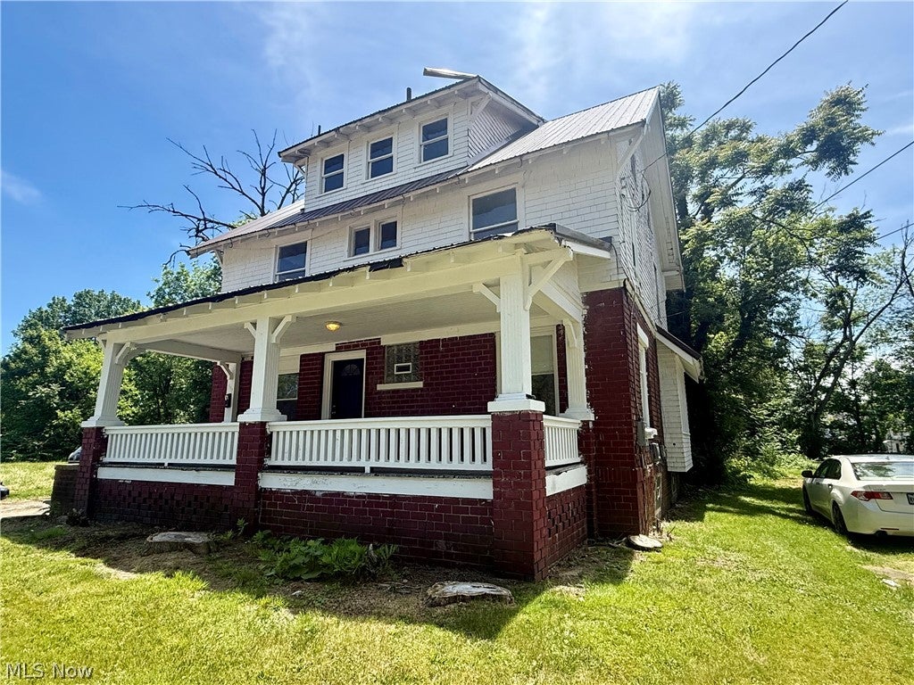 Photo of 399 W Warren Avenue, Youngstown, OH 44511 (MLS # 5217137)