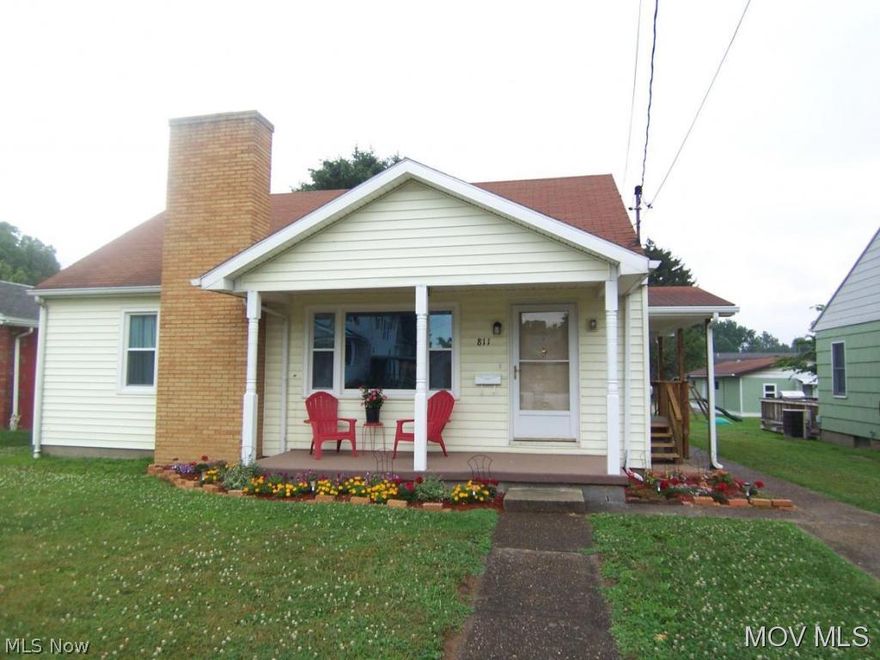 Doll house located in a nice Vienna location.  It features three bedrooms, two full baths, large rec room with gas log fireplace, family room and nice back deck.  New updates include new windows, new carpet, new vinyl, new appliances, freshly painted and much more.  Elem: Neale Elementary  Elem/Bus: N  JrHigh: Jackson Jr. High School  JrHigh/Bus: N  High: Parkersburg High  High/Bus: Y  Fire: VOL  Police: CTY  PossFreeGas: N  ;SQFT=Fin L1:1122, Fin L2:268, Fin Bsmt:588, Fin Above:1390, Fin Total:1978, Unfin Bsmt:200, Unfin Above:200;PRKG= Parking Pad