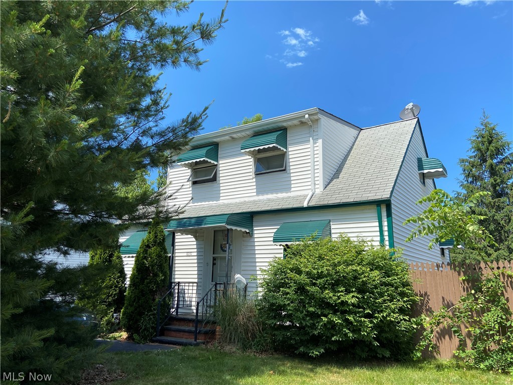 Exellent Investment Opportunity...Immediate income as long time tenant in place and will sign new lease. Close to shopping & schools, easy access to freeway. Don't miss out on this great opportunity. Home being sold in "As Is Condition" Seller will make no repairs.
