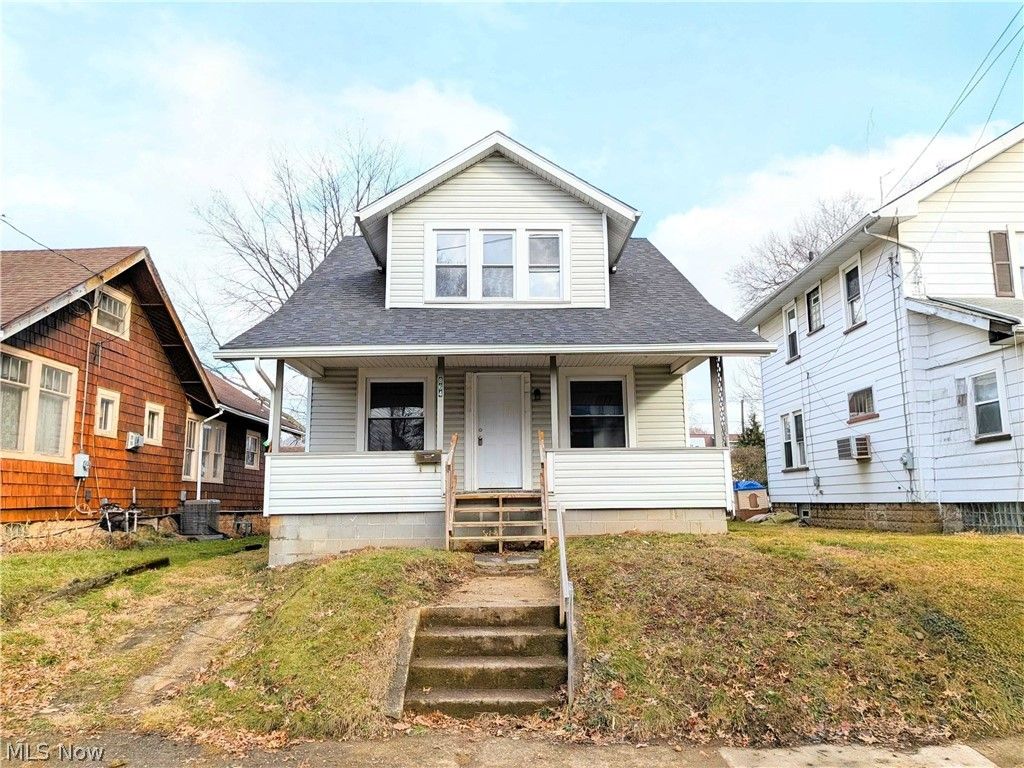 Photo of 864 10th Street NE, Massillon, OH 44646 (MLS # 5211991)